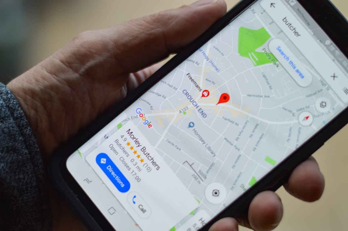 Smartfon z mapą Google — wyszukiwanie lokalnej firmy przez telefon w pobliżu