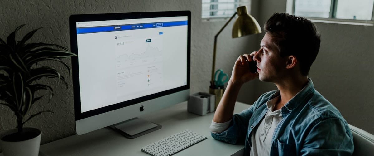Laptop z interfejsem formularza webowego — wizualizacja kalkulatora wyceny online dla małej firmy usługowej