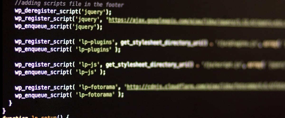 WordPress dashboard na laptopie — panel administracyjny strony internetowej małej firmy